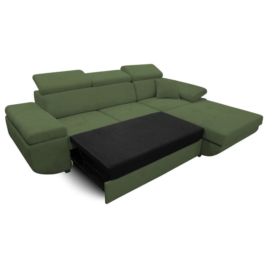 Rohový gauč olivovozelenej farby s výsuvnou časťou na spanie je zobrazený na bielom pozadí. Výsuvný mechanizmus je čiastočne vysunutý, odhaľujúc čiernu matrac.