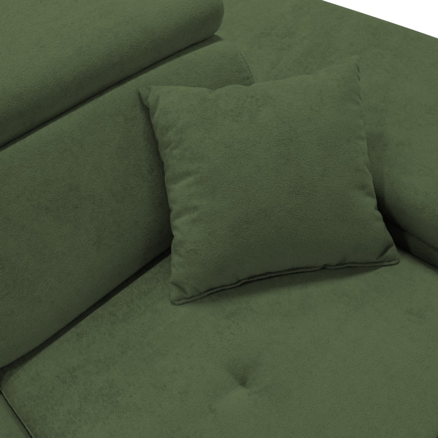 Rohový gauč tmavozelenej farby je doplnený vankúšom. Opierky sú mäkké a textúrované. Gauč je zobrazený zblízka.