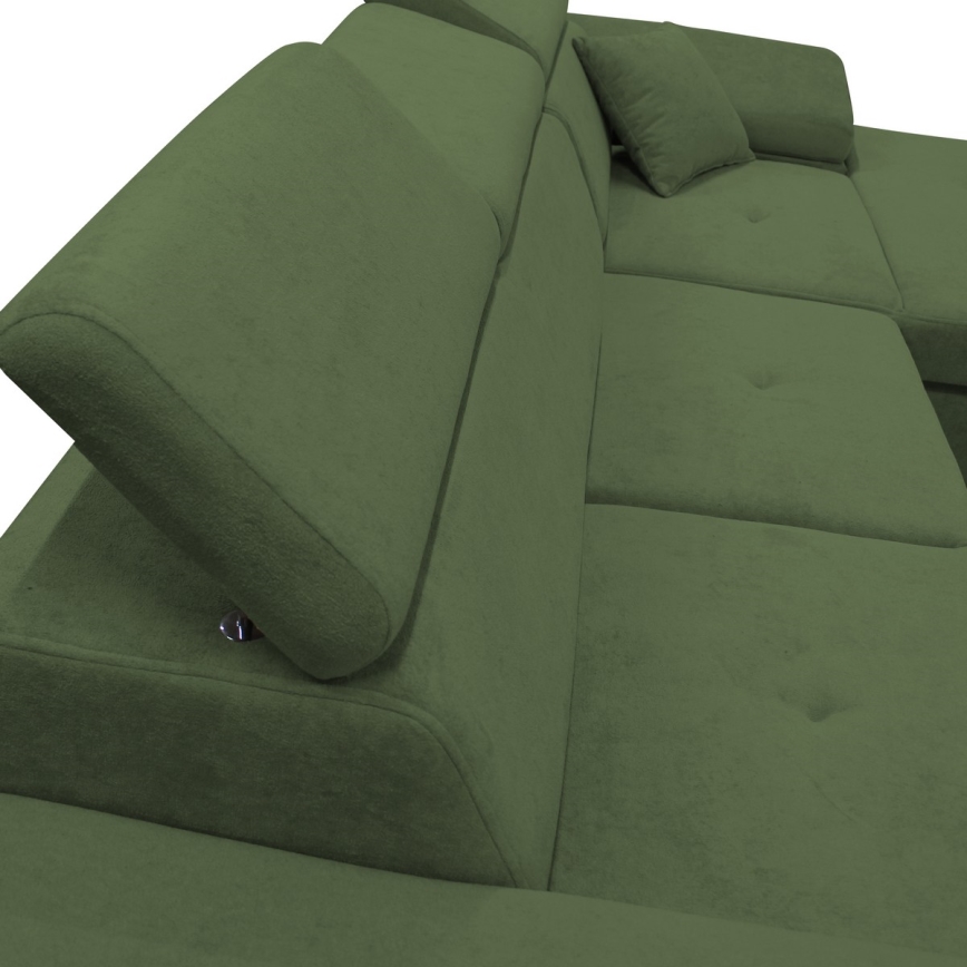 Rohová sedačka s opierkami hlavy je v olivovo zelenej farbe. Opierky sa dajú nastaviť. Sedačka má čalúnenie z textílie.
