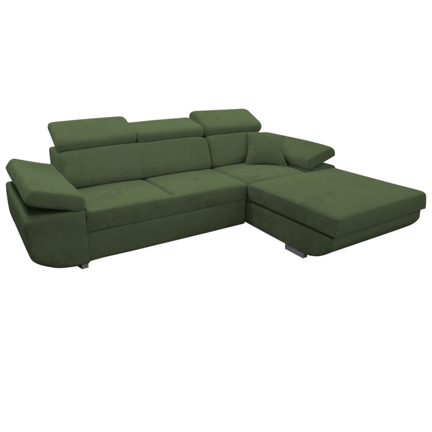 Rohová sedačka olivovo zelenej farby je umiestnená na bielom pozadí. Sedačka má tri operadlá a širokú ľavú rohovú časť s opierkou. Sedačka je čalúnená látkou.