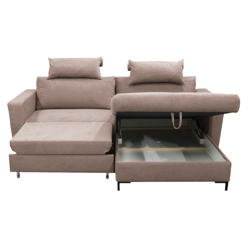 Rohová sedačka s otvoreným úložným priestorom v ľavej časti. Sedačka je béžovej farby, má dva operadlové vankúše. Úložný priestor je v spodnej časti ľavej časti sedačky.