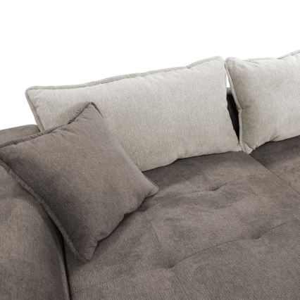 Rohová sedačka s tmavohnedým čalúnením a štruktúrovaným povrchom je doplnená svetlohnedými a tmavohnedými vankúšmi. Sedačka je umiestnená na bielom pozadí.