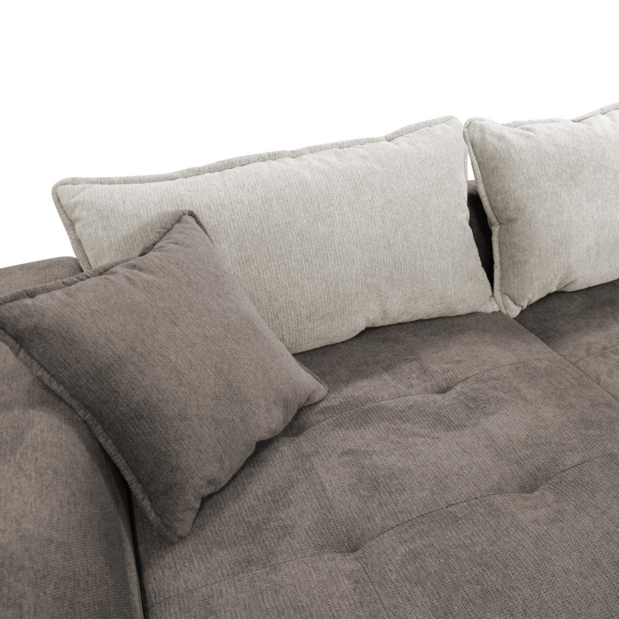 Rohová sedačka s tmavohnedým čalúnením a štruktúrovaným povrchom je doplnená svetlohnedými a tmavohnedými vankúšmi. Sedačka je umiestnená na bielom pozadí.