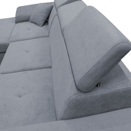 Rohová sedačka s opierkami hlavy je položená na bielom pozadí. Opierky sú nastaviteľné pomocou kovových mechanizmov. Sedačka je svetlosivá a čalúnená.