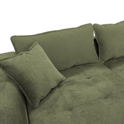 Rohová sedačka s vankúšmi odpočíva na bielom pozadí. Sedačka je olivovozelená, poťah má jemnú textúru. Vankúše sú rôznych veľkostí a tvarov.