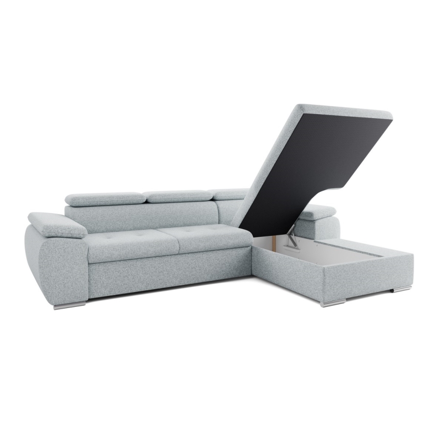 Rohová sedačka svetlošedej farby s otvoreným úložným priestorom v rohovej časti. Sedačka je položená na bielom pozadí.