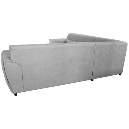 Rohová sedačka, sivá látková, stojí na bielom pozadí. Sedačka je v tvare písmena L, so zadnou časťou otočenou k divákovi. Na jednej časti je viditeľný vankúš.