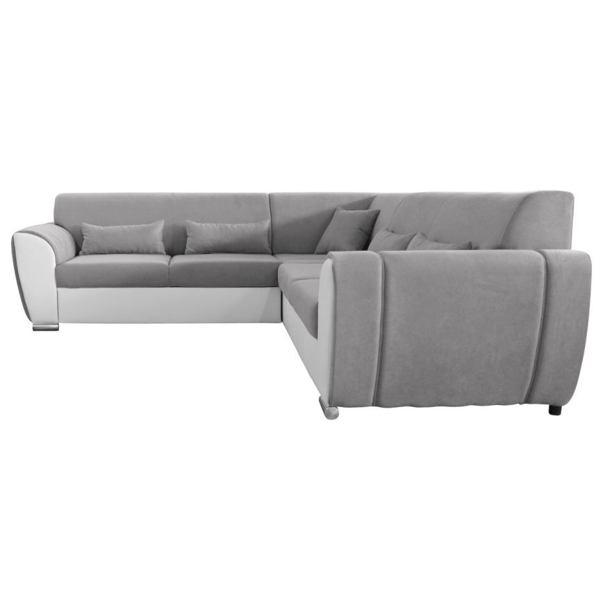 Rohová sedačka je umiestnená na bielom pozadí. Sedačka je sivá a biela, má niekoľko vankúšov a je otočená smerom doprava.