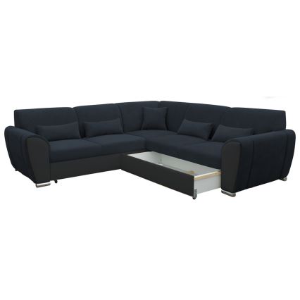 Rohová sedačka s výsuvným úložným priestorom stojí na bielom pozadí. Sedačka je tmavomodrá s čiernymi detailmi a je čalúnená látkou. Má niekoľko opierok a vankúšov.