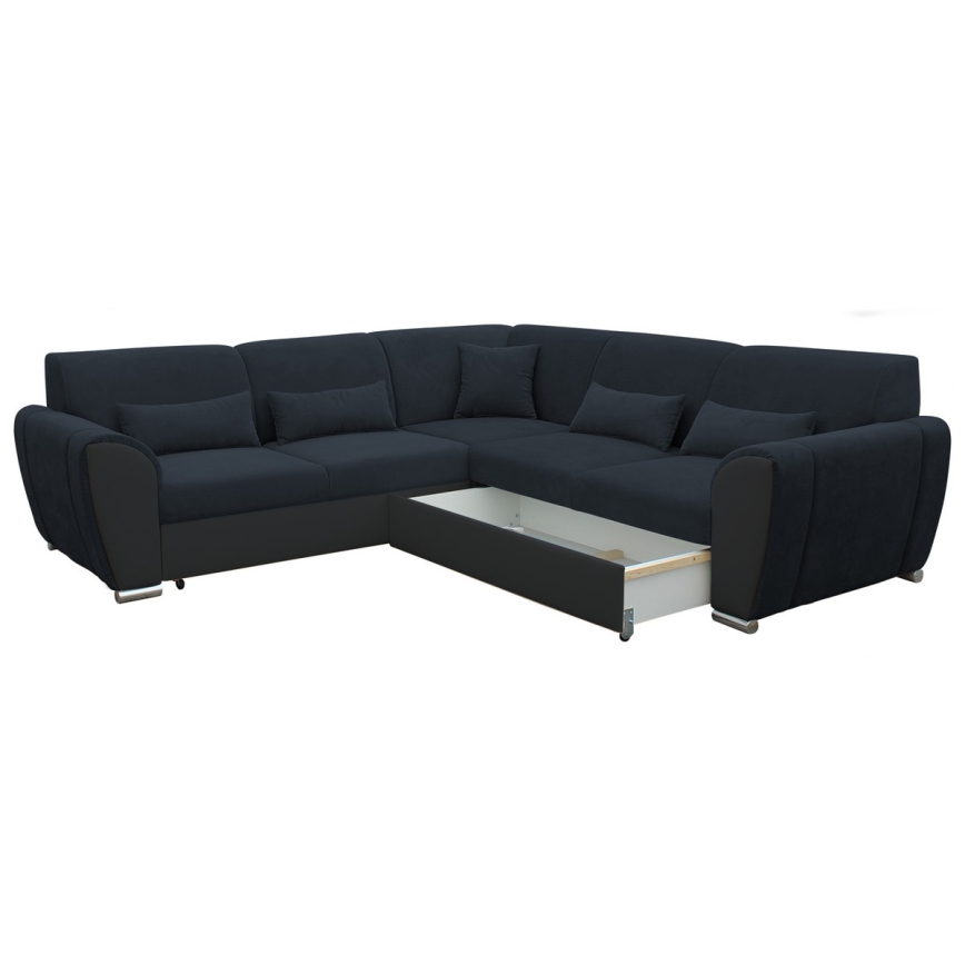 Rohová sedačka s výsuvným úložným priestorom stojí na bielom pozadí. Sedačka je tmavomodrá s čiernymi detailmi a je čalúnená látkou. Má niekoľko opierok a vankúšov.