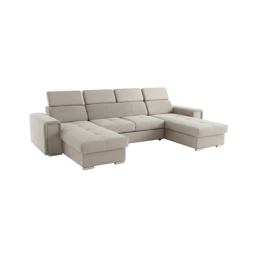 Rohová sedačka béžovej farby je umiestnená v priestrannej miestnosti s veľkými oknami a kamennou stenou. Sedačka je doplnená nízkým konferenčným stolíkom a kobercom. V miestnosti je tiež vidieť vysokú rastlinu a stojanový glóbus.