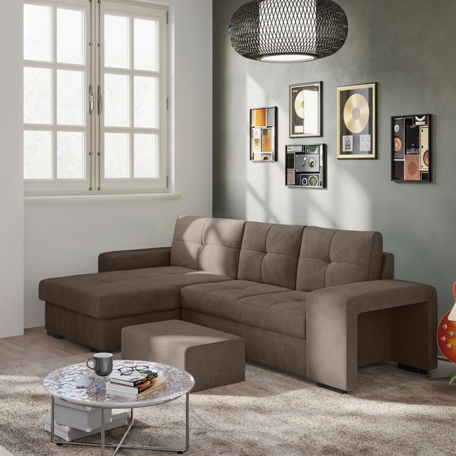 Rohová sedačka s ľavostranným rohom a taburetkou je umiestnená na bielom pozadí. Sedačka je hnedo-šedá, čalúnená a má prešívanú štruktúru.