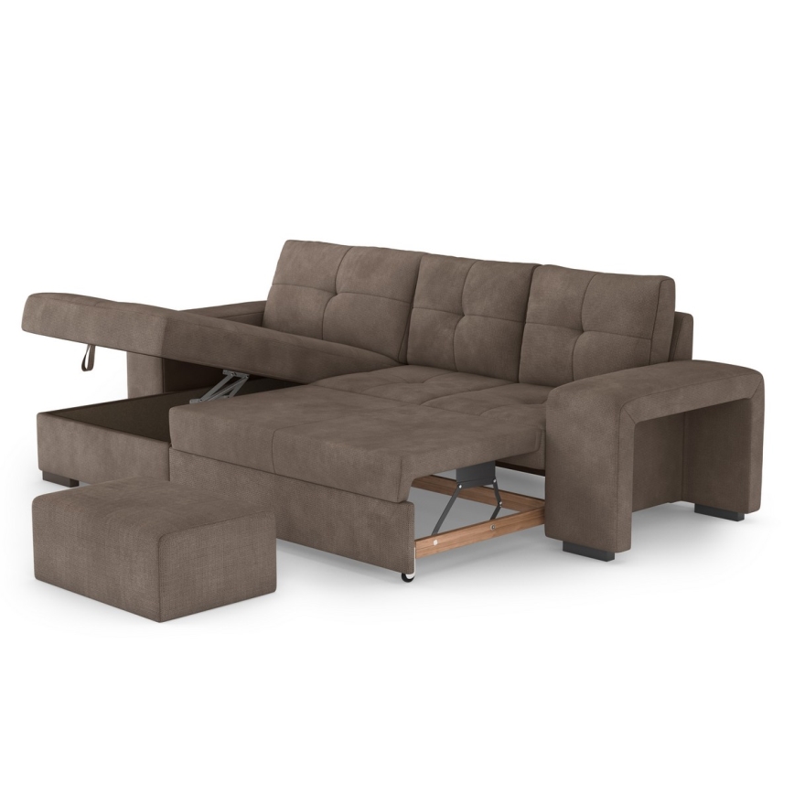Rozkladacia hnedá rohová sedačka s úložným priestorom a taburetkou sa rozkladá na spanie. Je umiestnená na bielom pozadí.