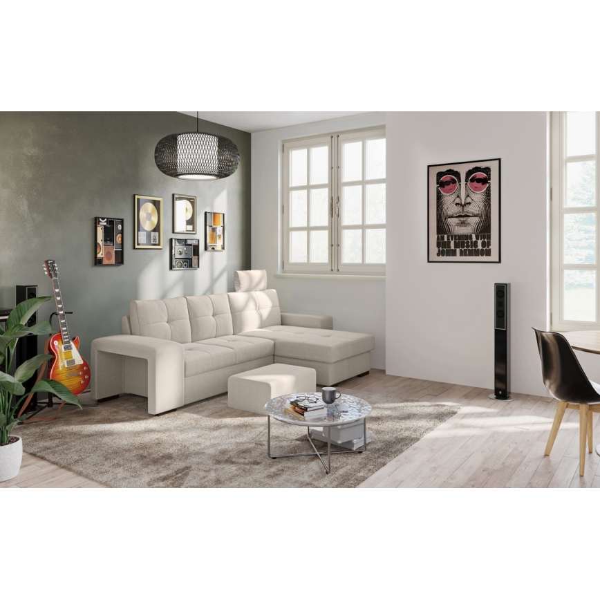 Rohová sedačka svetlo béžovej farby stojí v obývacej izbe. Na stene visí plagát s portrétom Johna Lennona a textom: „An Evening with the Music of John Lennon“. V okolí sa nachádza konferenčný stolík, gitara a reproduktory.