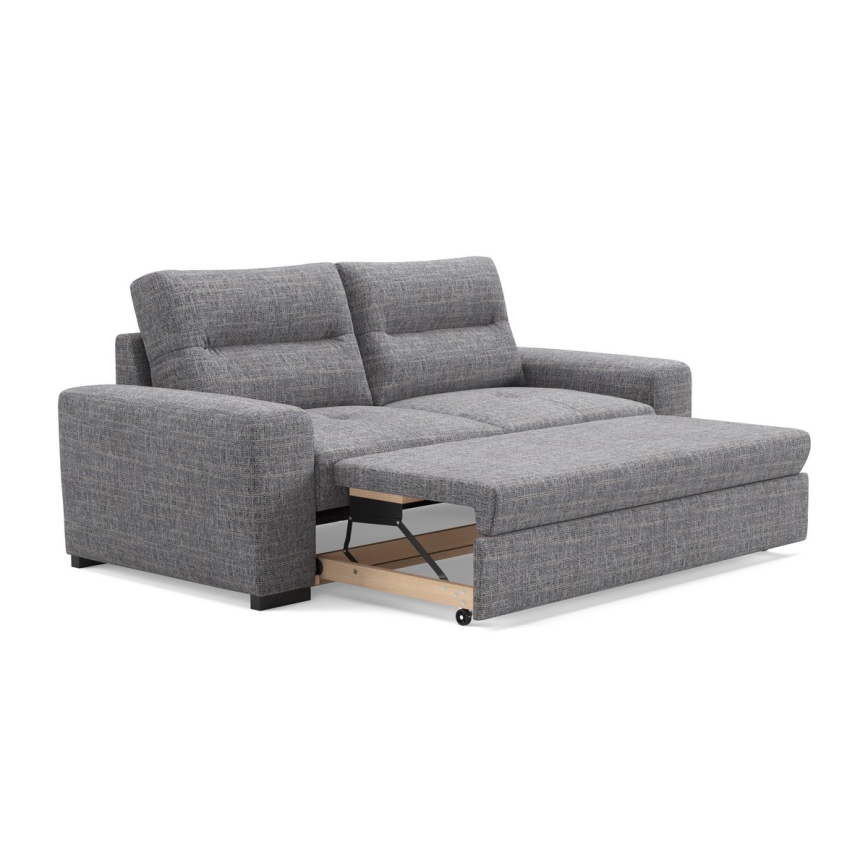 Rozkladacia sedačka s výsuvným lôžkom sa rozkladá. Sedačka je sivá, látková. Nachádza sa na bielom pozadí.