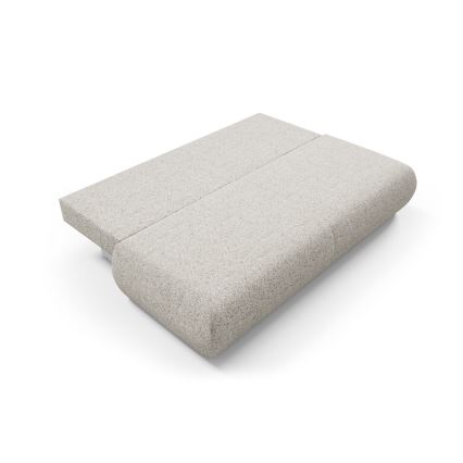 Rozkládací sedačka je položená na bielom pozadí. Jej časti sú spojené a tvoria plochý povrch vhodný na sedenie. Sedačka je svetlošedá s mierne zaoblenými hranami.