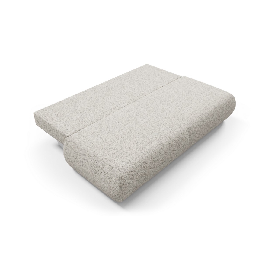 Rozkládací sedačka je položená na bielom pozadí. Jej časti sú spojené a tvoria plochý povrch vhodný na sedenie. Sedačka je svetlošedá s mierne zaoblenými hranami.