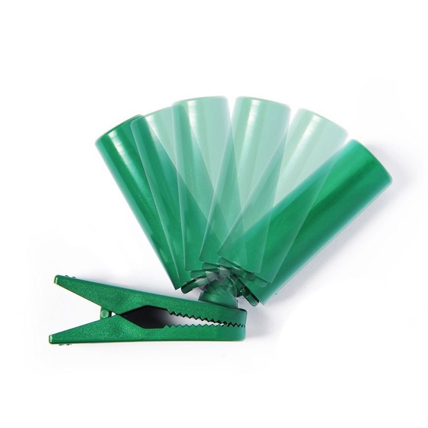 Zelená plastová spona drží zhluk zelených valcových predmetov, ktoré sú rozmiestnené ako vejárik. Všetko je na bielom pozadí.