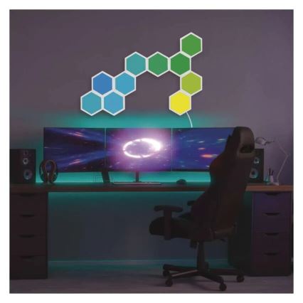 Hexagonálne LED svetlá sú umiestnené na stene za herným stolom s troma monitormi, hereckou stoličkou a reproduktormi. Svetlá sú farebné, s prechodmi od modrej cez zelenú k žltej. Pod stolom je podsvietenie.