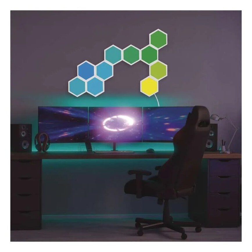 Hexagonálne LED svetlá sú umiestnené na stene za herným stolom s troma monitormi, hereckou stoličkou a reproduktormi. Svetlá sú farebné, s prechodmi od modrej cez zelenú k žltej. Pod stolom je podsvietenie.