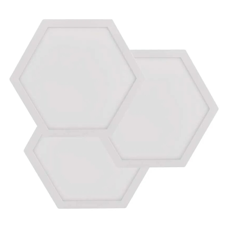 Tri hexagonálne panely s bielym rámom a svetlosivou plochou sú prekryté. Panely sú zobrazené na bielom pozadí.
