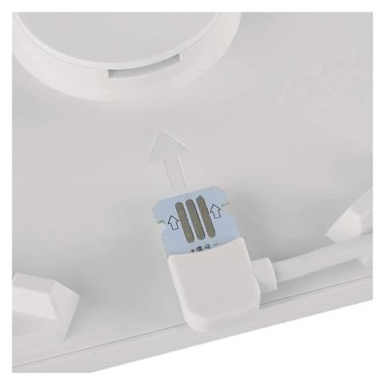 Biela SIM karta sa vkladá do bieleho slotu zariadenia. Šípky na karte a zariadení ukazujú smer vkladania. Zariadenie je biele a má pripojený kábel.