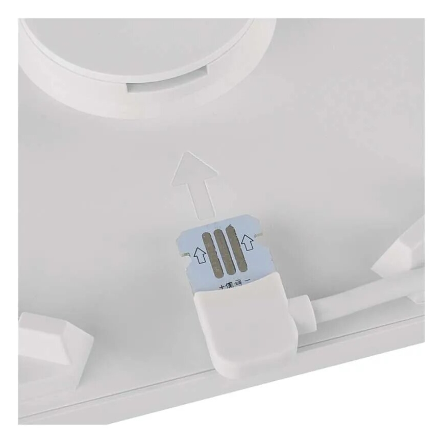 Biela SIM karta sa vkladá do bieleho slotu zariadenia. Šípky na karte a zariadení ukazujú smer vkladania. Zariadenie je biele a má pripojený kábel.