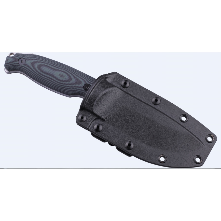 Nôž s tmavošedou rukoväťou s textúrou a čierno-sivým vzorom je zasunutý v čiernom plastovom puzdre s kovovými očkami a nitmi.