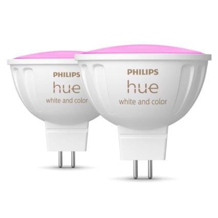 Dve biele LED žiarovky Philips Hue white and color s ružovými vrchnáky sú umiestnené na bielom pozadí.