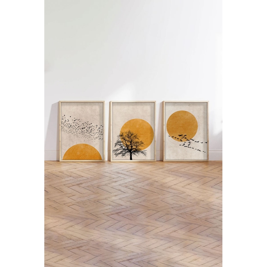 Tri obrazy s motívom vtákov a slnka sú umiestnené na stene. Stredný obraz zobrazuje strom pod žltým slnkom. Bočné obrazy zobrazujú kŕdle vtákov letiacich smerom k žltému slnku. Všetky sú zarámované a stoja na drevenej podlahe.