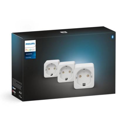 Tri biele inteligentné zástrčky Philips Hue Smart Plug sú zobrazené v balení. Balenie je tmavé s logom Philips a Hue.