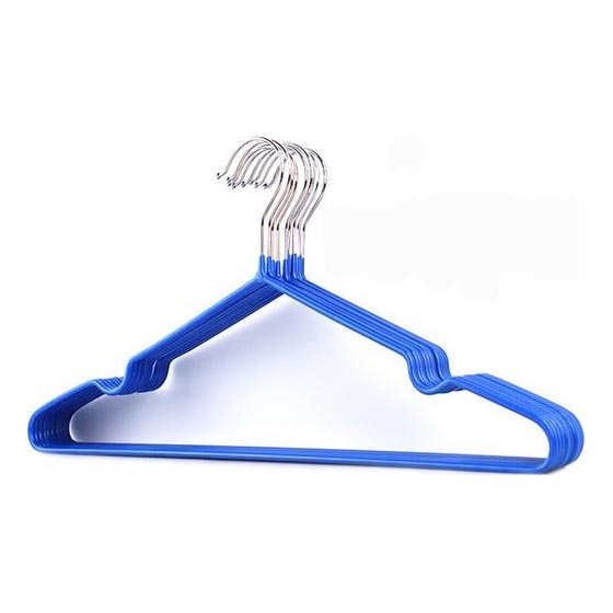 Viacero modrých vešiakov na oblečenie s kovovými háčikmi leží na bielom pozadí.