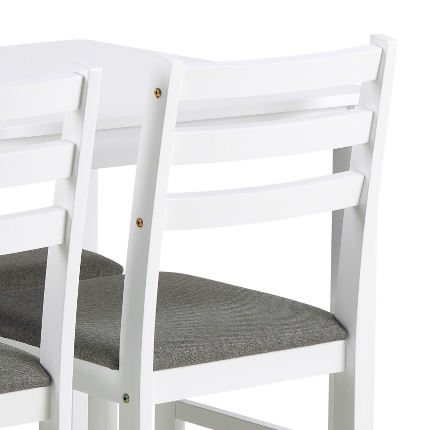 Dve biele stoličky s šedými čalúnenými sedákmi a opierkami sú umiestnené vedľa seba. Viditeľné sú skrutky na spojenie opierok a nôh. Stoličky sú zobrazené zozadu.