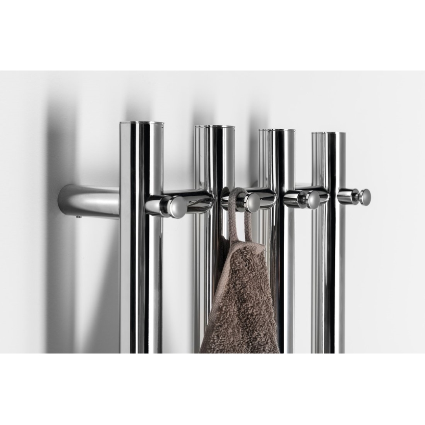 Dvojica chrómových radiátorov s háčikmi na uteráky visí na stene. Na jednom z háčikov visí hnedý uterák.