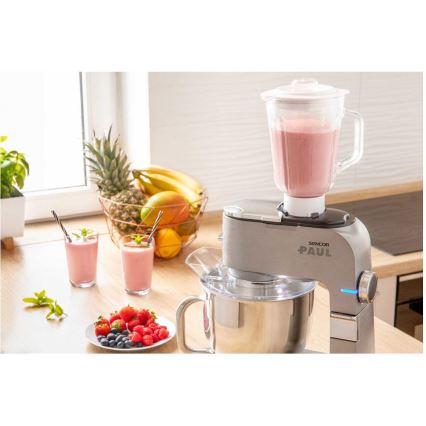Kuchynský robot Sencor PAUL pripravuje smoothie. Na pracovnej doske sú dve poháre so smoothie, miska s ovocím a bobuľami.