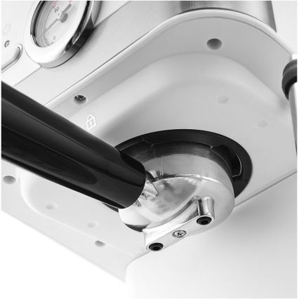 Pákový kávovar s bielym telom a strieborným portafilterom. Páka je čierna a v zatvorenej polohe. Na hornej časti prístroja je viditeľný manometer.