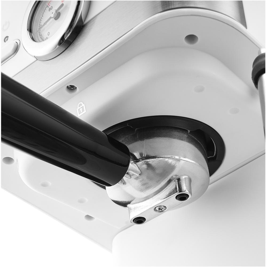 Pákový kávovar s bielym telom a strieborným portafilterom. Páka je čierna a v zatvorenej polohe. Na hornej časti prístroja je viditeľný manometer.