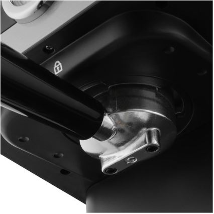 Páka kávovaru sa zapája do kovového adaptéra. Na tele kávovaru je symbol zámku. Časť kávovaru je čierna, časť strieborná.