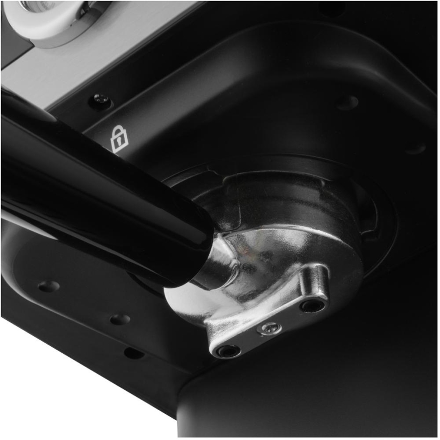 Páka kávovaru sa zapája do kovového adaptéra. Na tele kávovaru je symbol zámku. Časť kávovaru je čierna, časť strieborná.