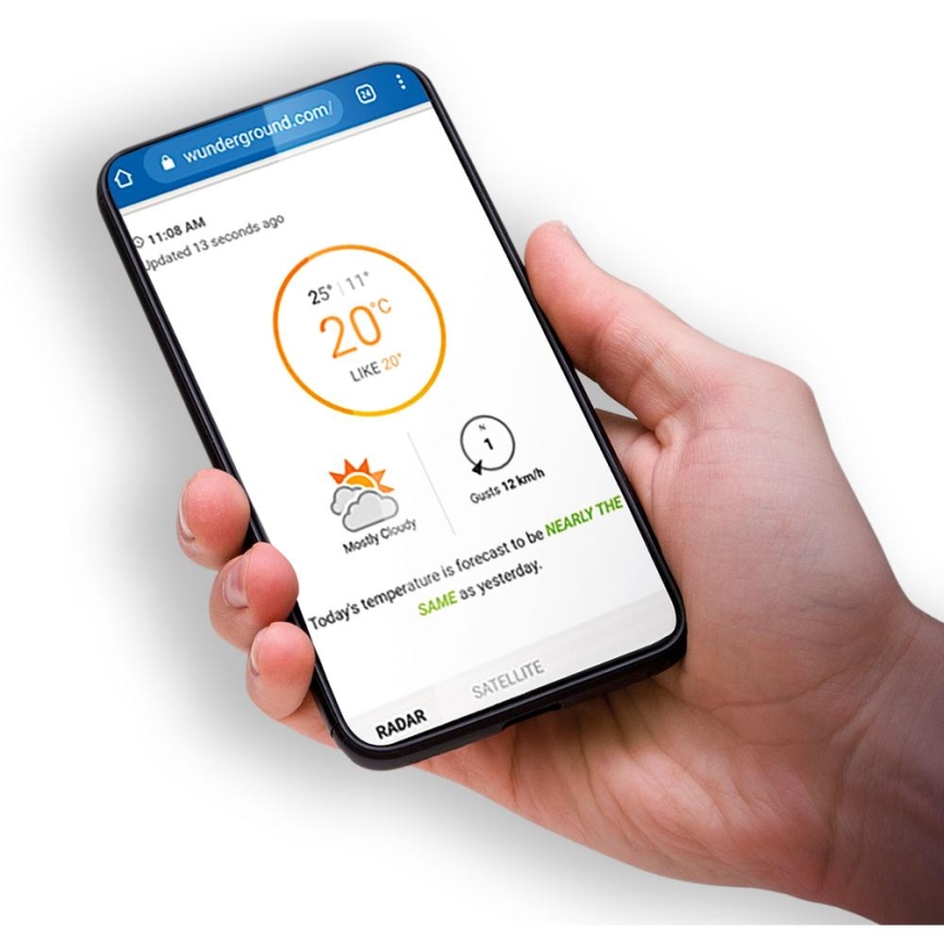 Ruka drží smartfón zobrazujúci webovú stránku wunderground.com s aktuálnou predpoveďou počasia: prevažne oblačno, 20°C, nárazy vetra 12 km/h. Dnešná teplota bude takmer rovnaká ako včerajšia.