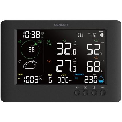 Digitálna meteorologická stanica Sencor zobrazuje aktuálny čas, teplotu (32,8 °C a 27,3 °C), vlhkosť (52% a 68%), atmosférický tlak (1003 hPa), UV index (6), intenzitu svetla (82,6 Klux), zrážky (23,0 mm) a rýchlosť vetra (8,6 km/h). Ukazuje tiež deň v týždni (utorok) a deň v mesiaci (7.12.).
