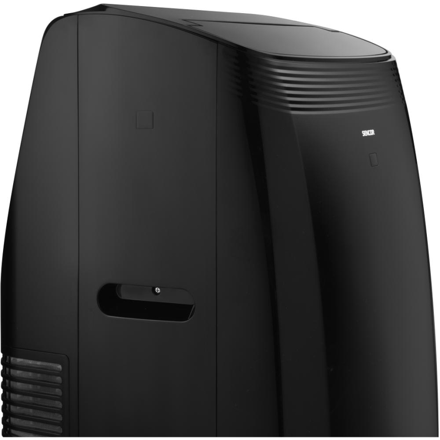 Mobilná klimatizácia Sencor stojí na bielom pozadí. Je čierna, vysoká a má zaoblené hrany. Na vrchu má odvetrávací otvor a na zadnej strane úchytku.