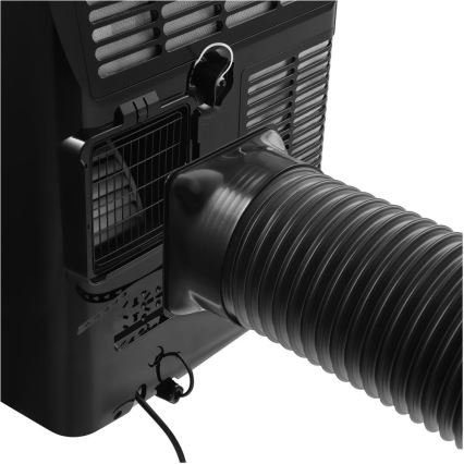 Čierny odvlhčovač vzduchu má pripojenú pružnú odpadovú hadicu. Na zadnej strane zariadenia je vidieť mriežku a filter. Zariadenie je pripojené k elektrickej zásuvke.