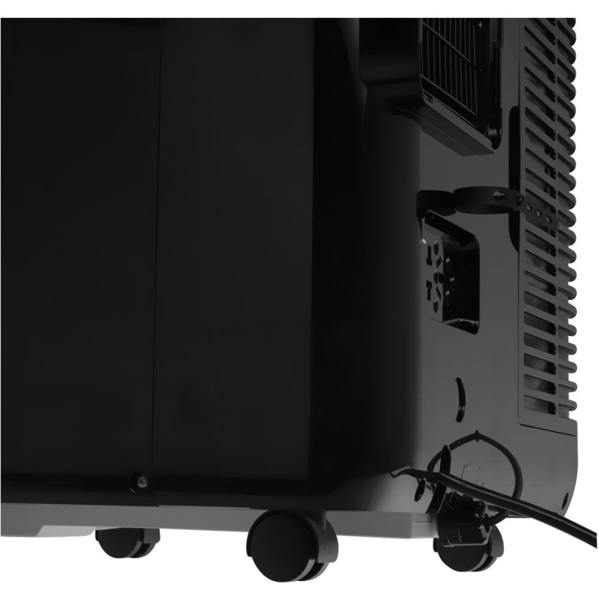 Čierny klimatizačný prístroj stojí na štyroch kolieskach. Na zadnej strane má ovládacie prvky a ventilačný otvor. Je umiestnený na svetlom pozadí.