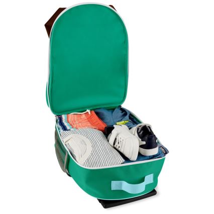 Zelená cestovná taška na kolieskach je otvorená a naplnená oblečením a obuvou. Taška má biely lem a svetlomodrú rúčku. Nachádza sa na bielom pozadí.