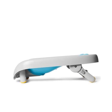 Detská jedálenská stolička je zložená. Má svetlosivú a svetlomodrú farbu, je na štyroch malých nožičkách s žltými koncovkami.