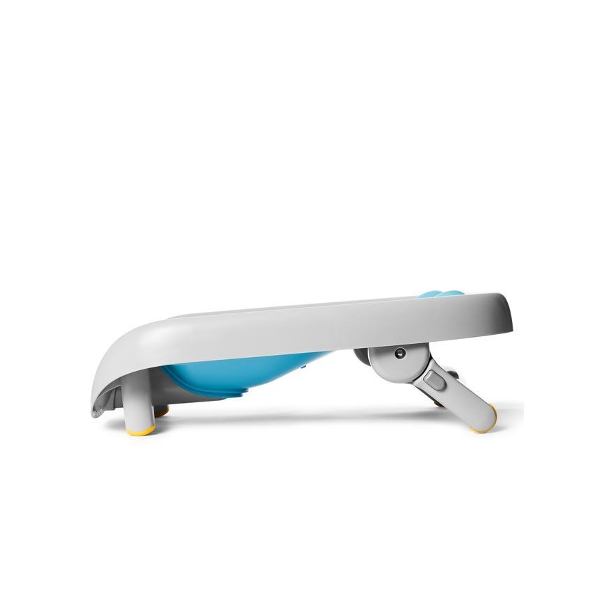 Detská jedálenská stolička je zložená. Má svetlosivú a svetlomodrú farbu, je na štyroch malých nožičkách s žltými koncovkami.