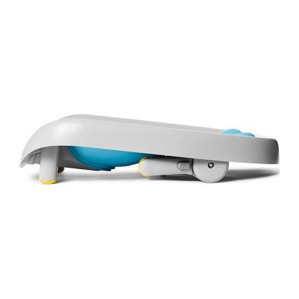 Chodítko pre bábätká je zobrazené zboku. Je svetlosivé s modrými a žltými detailmi. Má nastaviteľnú výšku a kolieska pre ľahké pohybovanie. Nachádza sa na bielom pozadí.