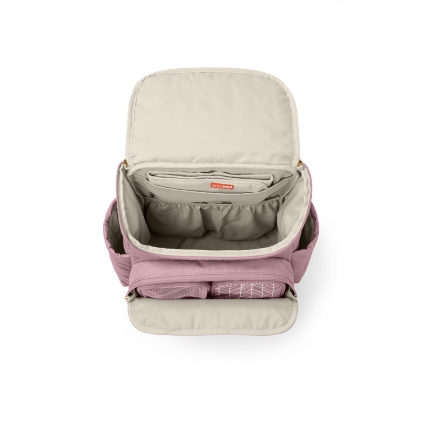 Ružový batoh na prebaľovanie je otvorený, odhaľujúc vnútorné vrecká a priehradky. Viditeľné je značenie SKIP HOP. Batoh je na bielom pozadí.