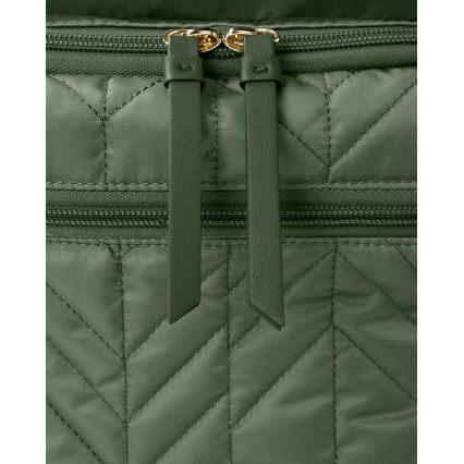 Zelená prešívaná taška sa zapína na zips s koženými jazýčkami. Zips je zlatý. Taška má ďalšie menšie vrecká.